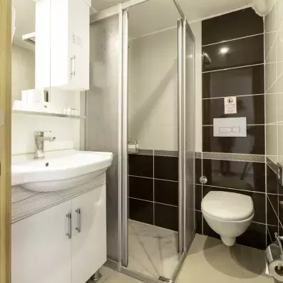 salle de bain avec douche 