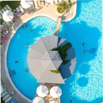 piscine avec tables et transats