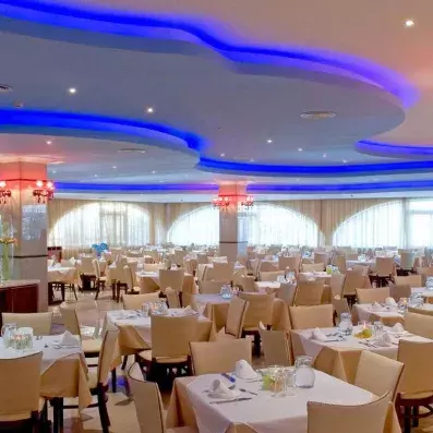 restaurant avec tables et chaises