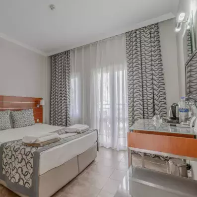 chambre avec un lit double et un bureau