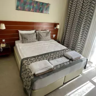 chambre avec un lit double