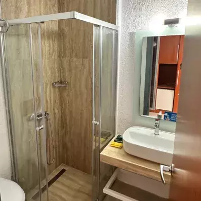 salle de bain avec douche et lavabo et miroir