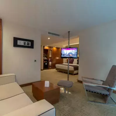 coin salon dans la chambre d'hôtel