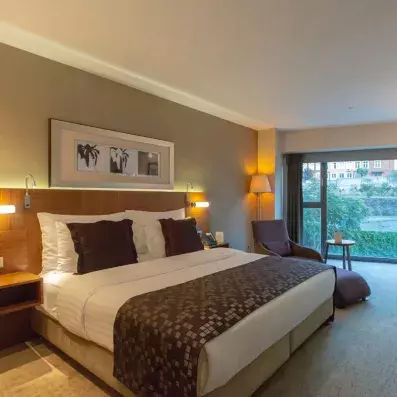 chambre avec un lit double et une grande fenêtre