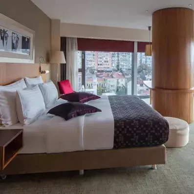 chambre avec un lit double et vue sur le centre ville