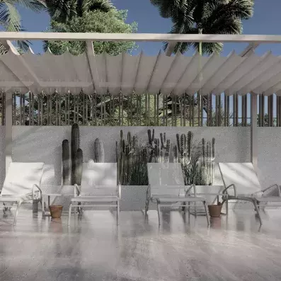 transats alignés face au mur blanc 