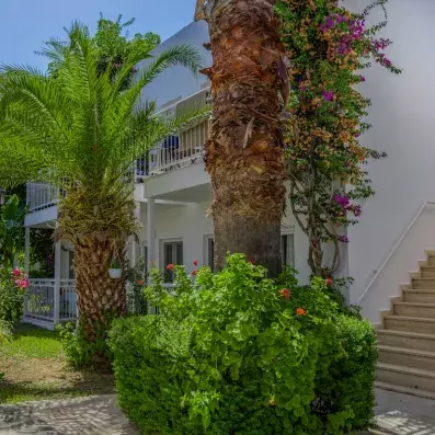 vue du jardin extérieur de l'hôtel