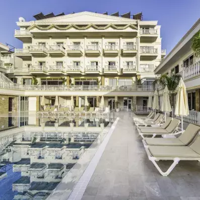 piscine avec transats et parasols 