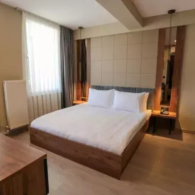 chambre avec un lit double et table de chevet