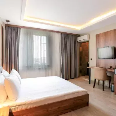 chambre avec un lit double avec télévisons