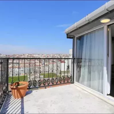 terrasse de la chambre avec vue sur la ville