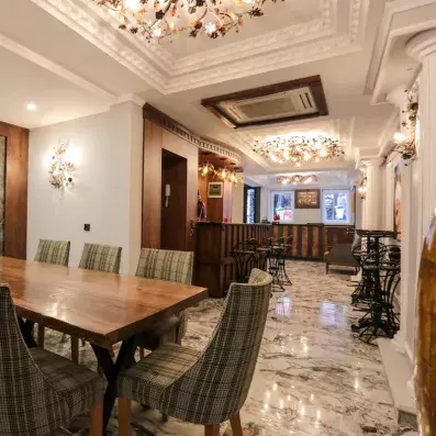 hall d'entrée avec grande table et des fauteuils