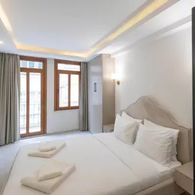 chambre avec un lit double et placard a rangement