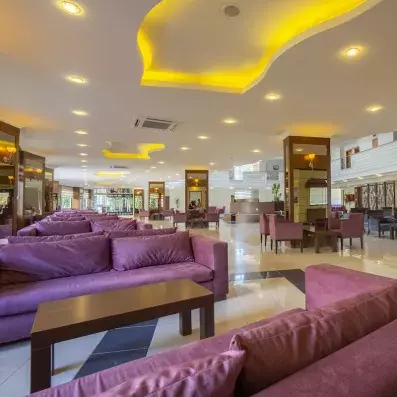 canapé rose et table basse dans le hall de l'hôtel