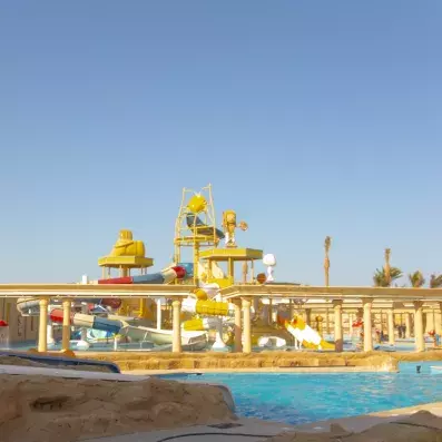 vue de loin de la tour avec toboggans pour enfant et rivière piscine