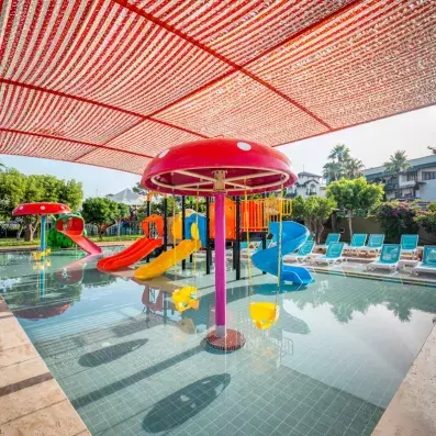 piscine extérieur pour enfants avec jeux d'eau