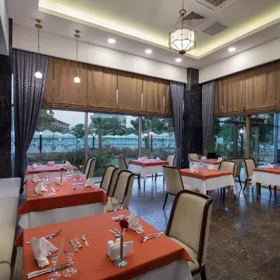 restaurant à la carte de l'hôtel avec table dressés