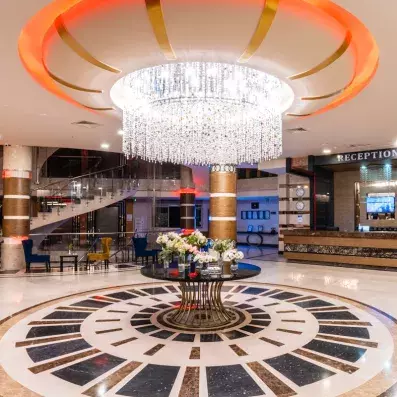 hall d'entrée de l'hôtel avec une table et un grand lustre