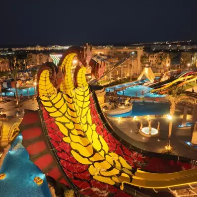 toboggan rouge et jaune dragon de nuit avec piscines et vue aérienne sur l'aquapark 