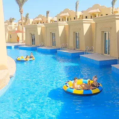 rivière piscine avec des personnes sur des bouées 