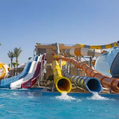 plusieurs toboggans colorés avec piscine