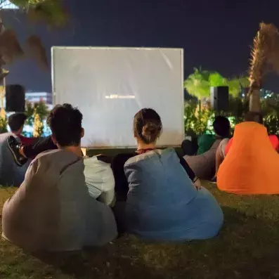 une séance de cinéma en plein air