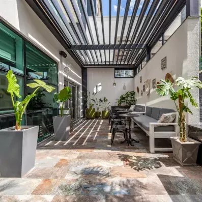 coin extérieur avec canapés et plantes