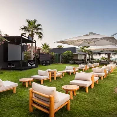 fauteuils et tables basses sur la pelouse de l'hôtel