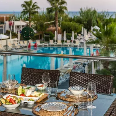 table dressées sur la terrasse face à la piscine