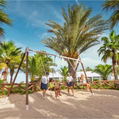 aire de jeux avec balançoires 