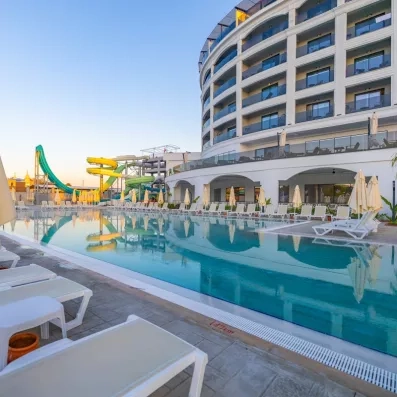 piscine avec transats et toboggan