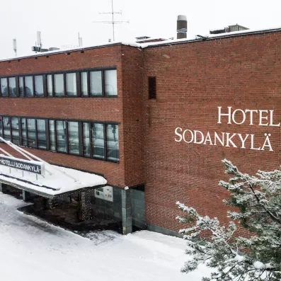 Façade en briques rouges de l'Hôtel Sodankylä sous la neige en Laponie finlandaise.