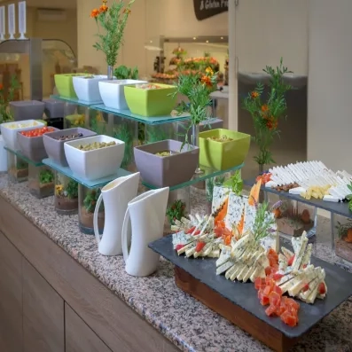 Buffet principal de l'hôtel avec variété de plats et desserts