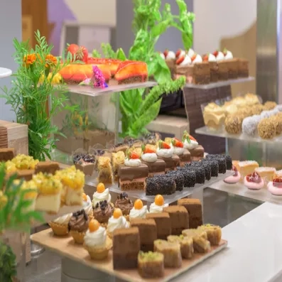 petits gâteaux servis sur le buffet du restaurant de l'hôtel