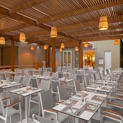 Restaurant principale de l'hôtel avec chaises et tables