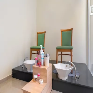 installation avec deux chaises pour les soins des pieds