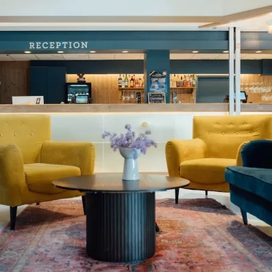 Réception chaleureuse de l'Hôtel Matarengi Lodge, espace lounge cosy pour des vacances relaxantes en Laponie.