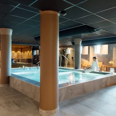Espace bien-être avec piscine intérieure chauffée, détente absolue après une journée d'activités en Laponie suédoise.