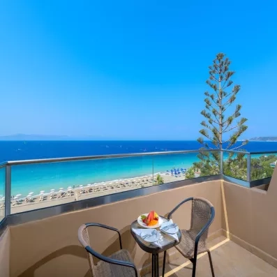 terrasse, balcon, vue sur mer, chaise et table pour profiter, plage et sable fin