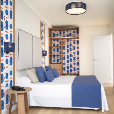 chambre avec un grand lit double et une table de chevet 