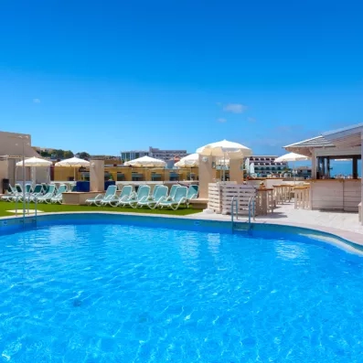 vue d'ensemble sur la piscine en plein soleil 