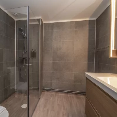 Salle d'eau contemporaine avec douche à l'italienne, propreté et design moderne pour votre voyage en Laponie.