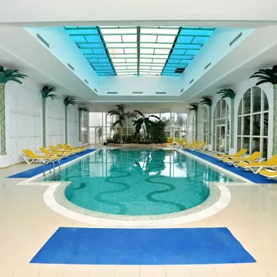 Piscine couverte Mondi Club Shalimar Hammamet, séjour all inclusive et espace bien-être voyage Tunisie détente.