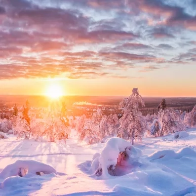 Coucher de soleil spectaculaire sur le paysage arctique enneigé, panorama sauvage d'un séjour en Laponie.