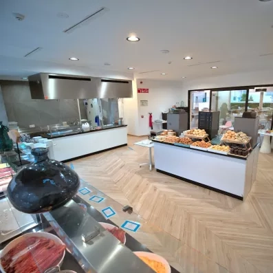 Une vue du buffet, avec un îlot central garni de viennoiseries, de pains et de pâtisseries.