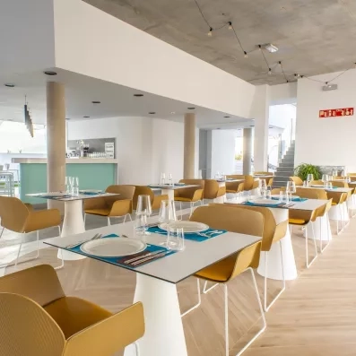 Un espace de restauration intérieur au style avec des guirlandes lumineuses et des chaises.