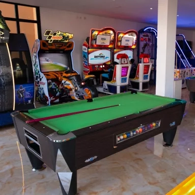 salle d'arcade avec billard