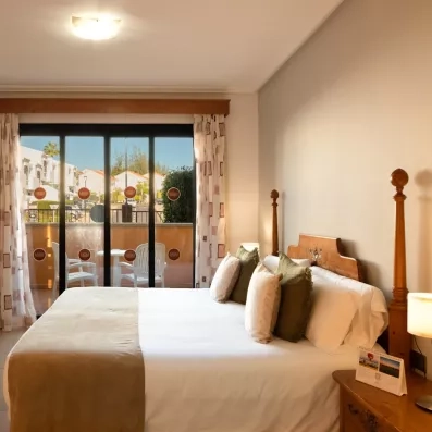 chambre double avec un grand lit 