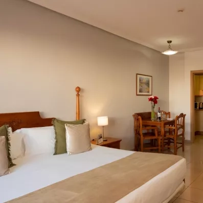 chambre double avec un grand lit 