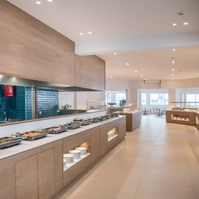 Un buffet en long avec différents propositions de plats.